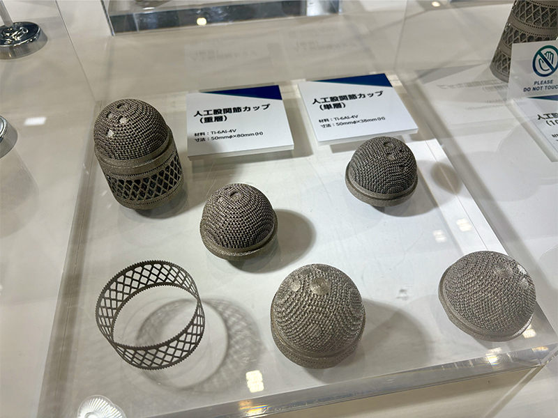 精緻な人工股関節カップも来場者の注目度が高い