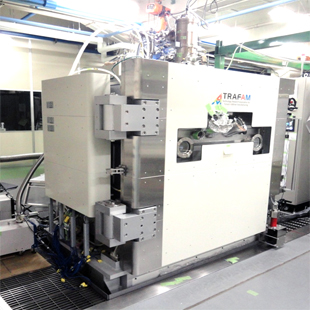 写真1 電子ビーム方式造形装置例