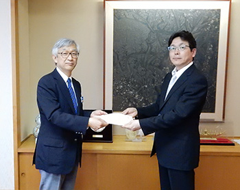 吉田浄専務理事より感謝状を受け取りました。