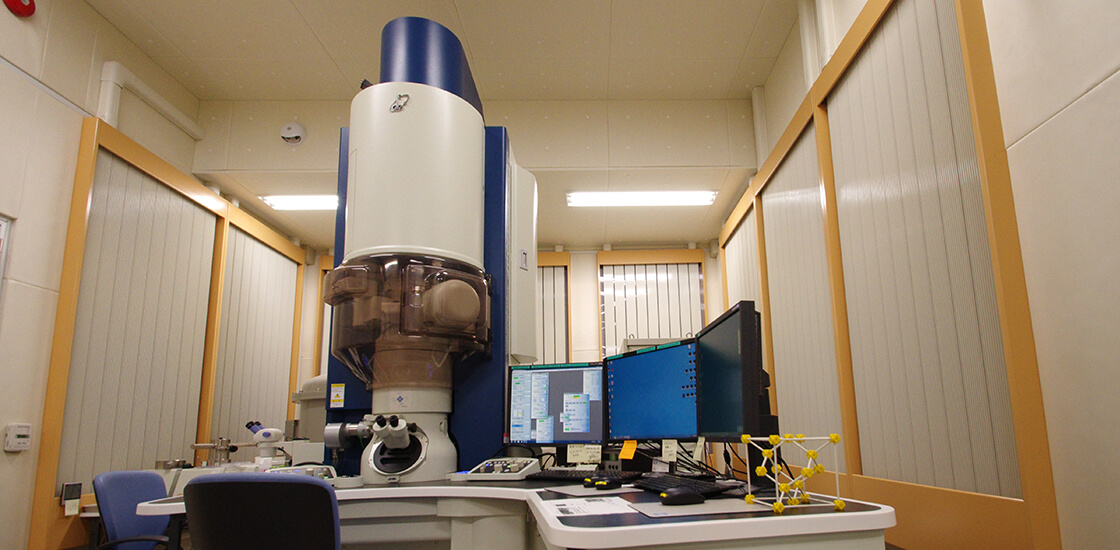 原子分解能分析電子顕微鏡　JEM-ARM200F 設置室