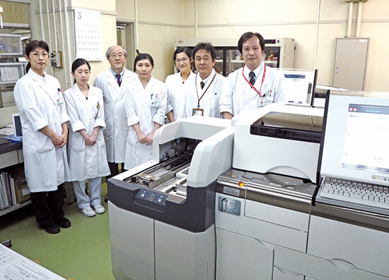 検体検査室の皆さん（左から3人目は神谷前院長）