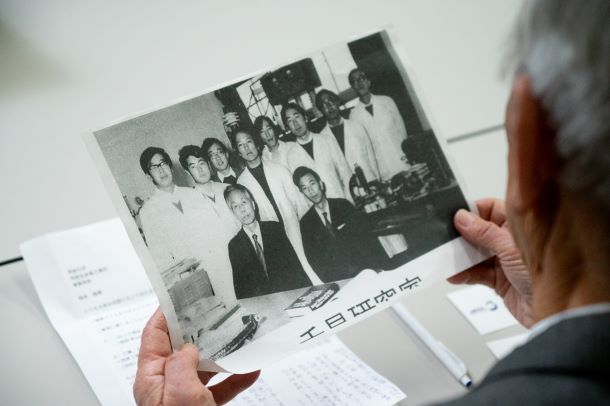 当時の写真に目を通す浦尾氏