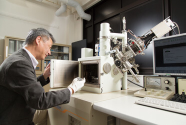 タングステンSEMに装着された軟X線発光分光器。研究室で日常的に利用される。
