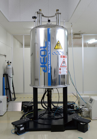 構造化学第 2 研究室で利用されている日本電子製 固体NMR