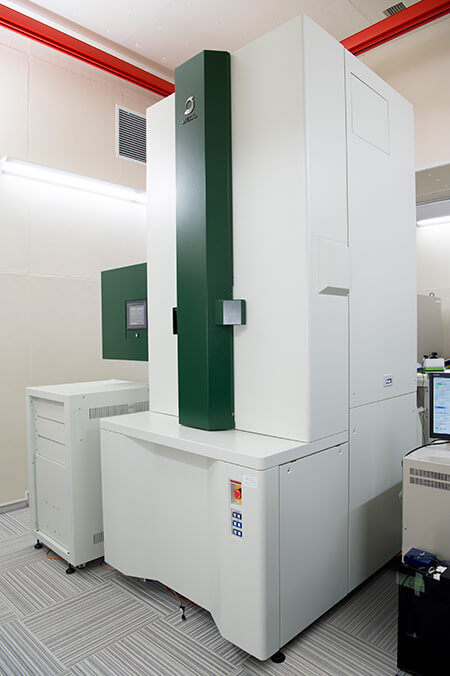 難波教授の研究室に導入された日本電子製クライオ電子顕微鏡 "CRYO ARM™"