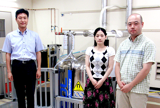 Dr. Kwon and staff (700 MHz instrument in the background)