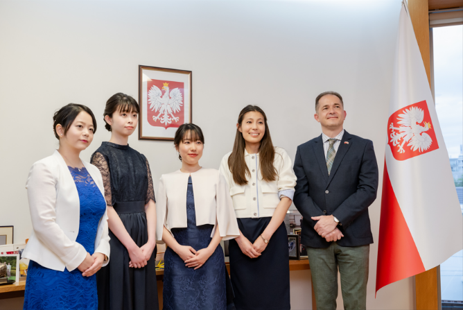 小林 天美氏（奨励賞）、山口 そのみ氏（奨励賞）、黒木 祐子氏（最優秀賞）、森本 真里子氏（特別賞） パヴェウ・ミレフスキ駐日ポーランド共和国大使