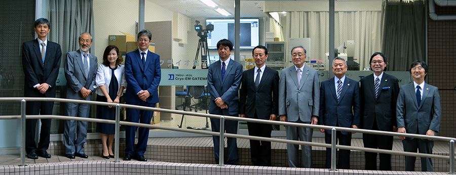 「TMDU-JEOL クライオ EM-Gateway」前にて記念撮影