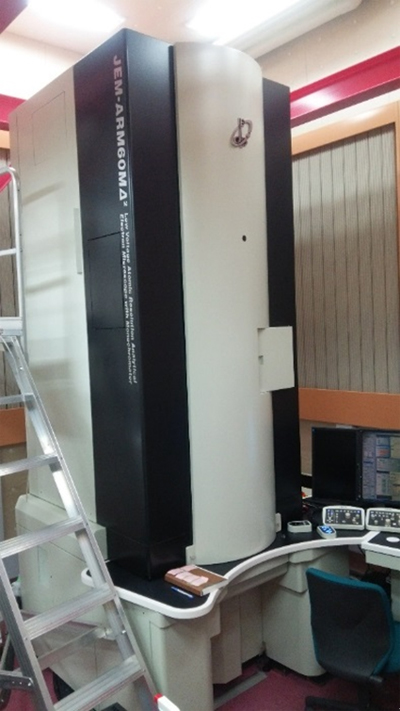 図1　今回開発した世界最高レベルのエネルギー分解能を持つ新型電子顕微鏡