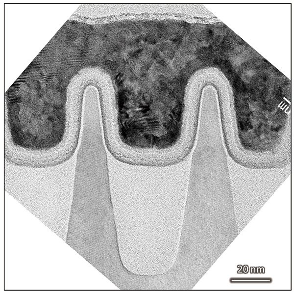 FinFET断面の薄片試料のTEM像(撮影：JEM-F200)
